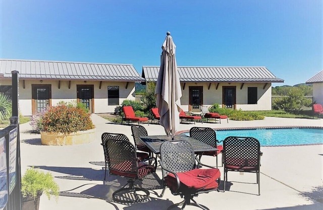 Private lodge/hotel-type property near the Frio River w/private pool