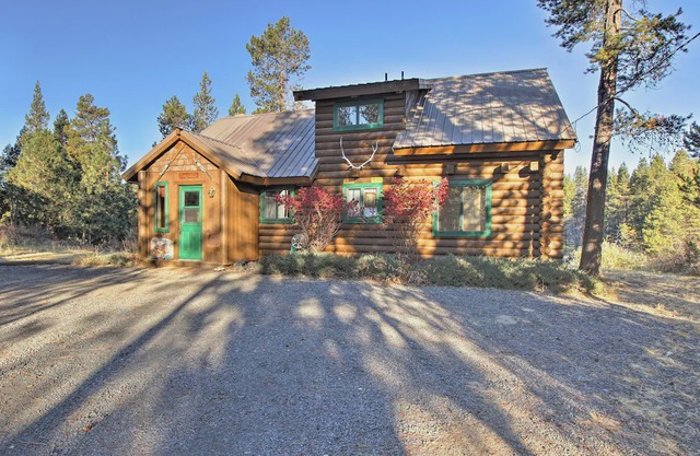 Private Log Cabin in Bend w/ Deschutes River View!