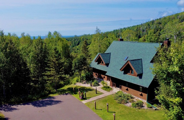 Private Lux 5-Bedroom Ski-In/Ski-Out Resort Home @ Lutsen with Lake Views.