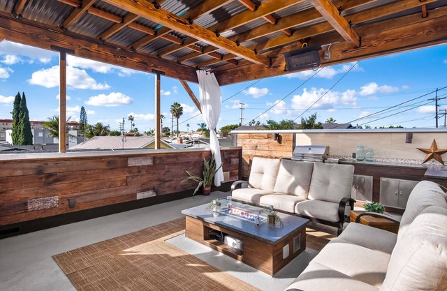 Private Luxurious Rooftop Deck & Private Jacuzzi