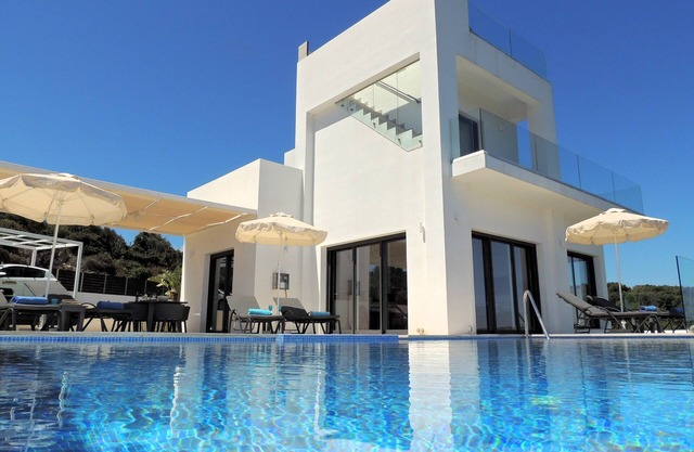 Private Luxury 3 Bedroom Villa With Infinity Pool, Games Room & Fantastic Views
