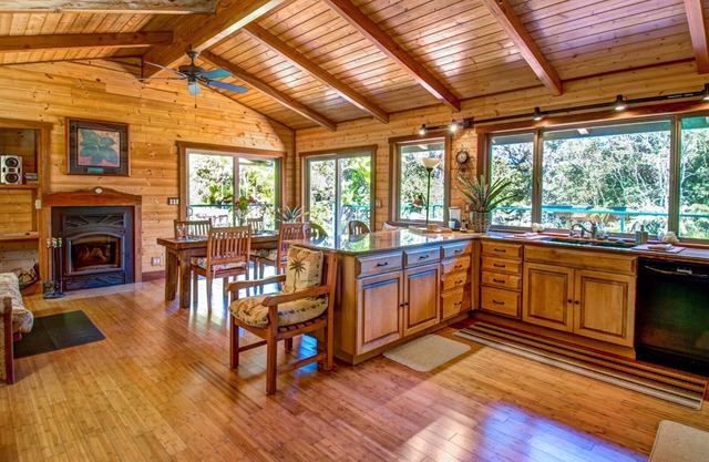 Private,Luxury, Hot Tub ,Sauna fireplace, walking trails