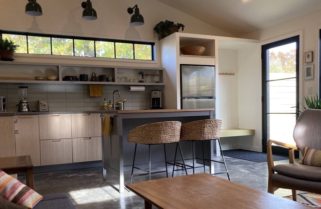 Private, modern carriage house. Great for couples!