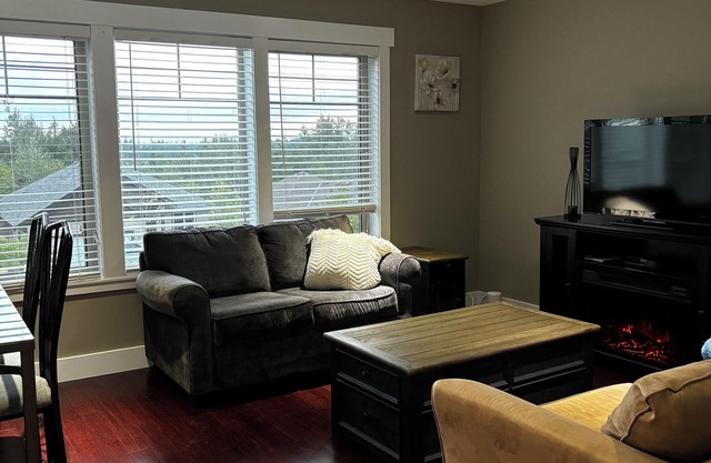 Private, Modern, Guest Suite in Cumberland BC, w/Full Kitchen, Close To Mt Wash