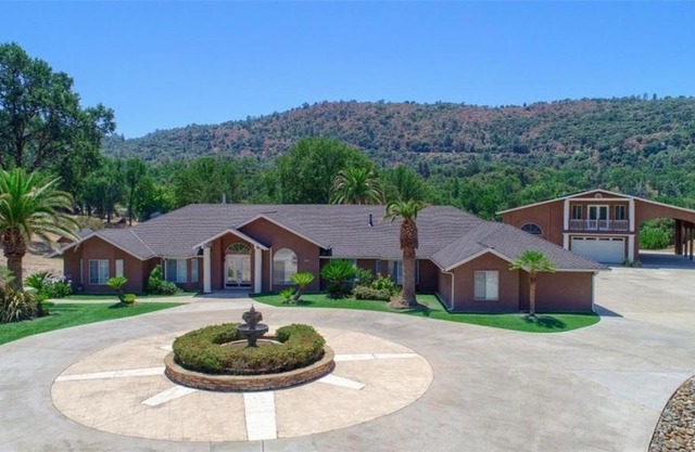 Private mountain retreat with pool and mini-golf