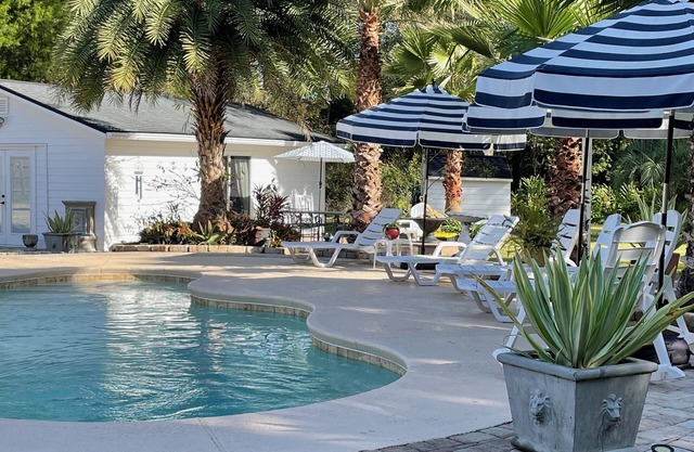 Private Oasis-Heated Pool-Sleeps8-Fresh Eggs & Top Amenities-Pet friendly-Escape