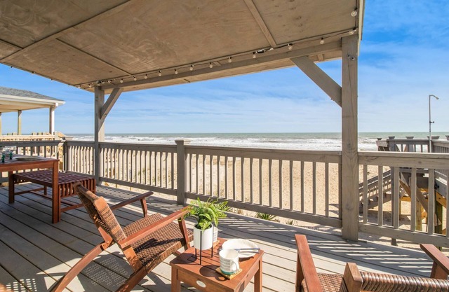 Private Oceanfront Home! - Ocean View From Anywhere In The Home - Beach Gear - Sleeps 4