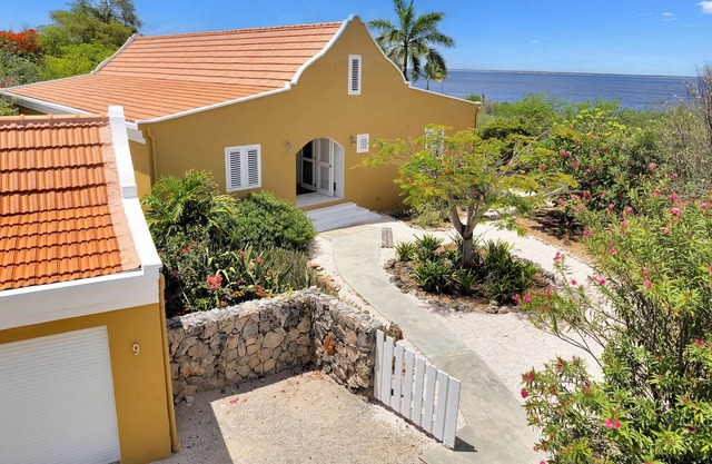 Private Oceanfront Sanctuary- serene house on large garden lot, 10 mins to town