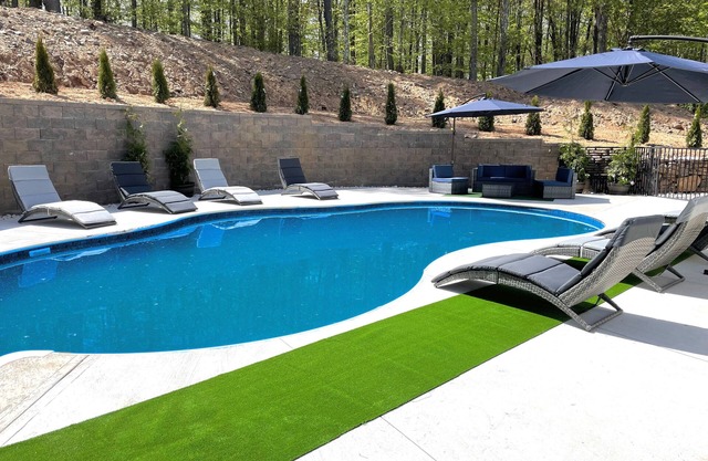 PRIVATE OUTDOOR HEATED POOL, The Running Eagle spacious home, Game Room&Hot Tub