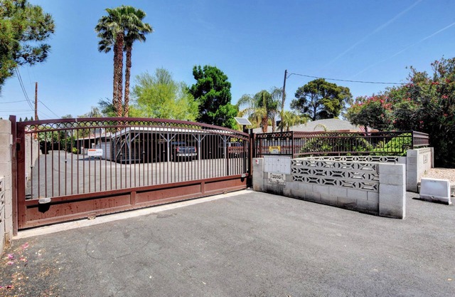 Private Parking and Patio.Longer Stays Available