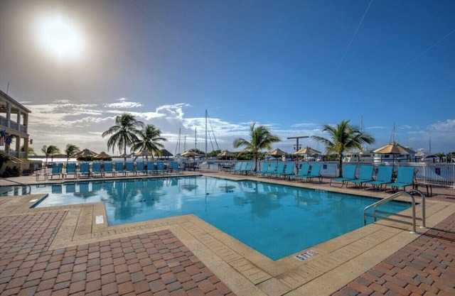 Private Parking & Waterfront - Grand Marina Suite