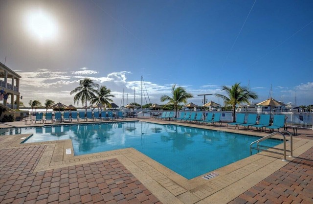 Private Parking & Waterfront - Grand Marina Suite