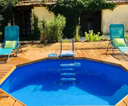PRIVATE POOL with Stunning Views of the Chateau! Old Barn