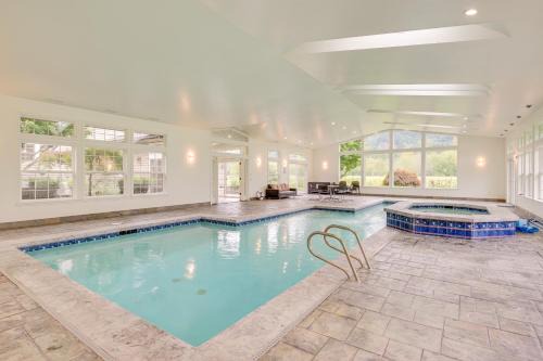 Private Pond and Indoor Pool Grand Arlington Villa!