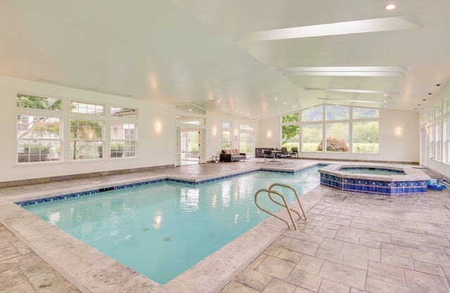 Private Pond & Indoor Pool: Grand Arlington Villa!
