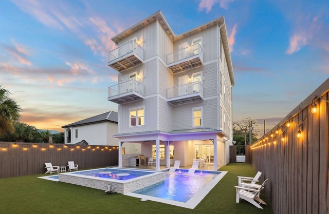 Private Pool and Spa! Game Room! Elevator! Grill! Bikes! Sleeps 44!