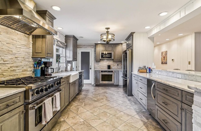 PRIVATE POOL, EXTENSIVE DECK AND SCREENED IN PORCH! MINI WEEKS ALSO AVAILABLE WITH SATURDAY OR WEDNESDAY CHECK-IN. BOOK TODAY!