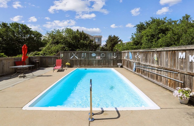 Private pool, hot tub, in Duck. 850 ft to beach! Pet Friendly!