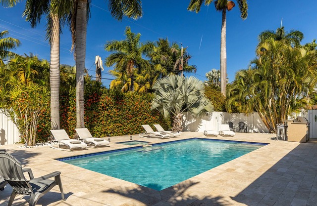 Private Pool House 1mile from beach