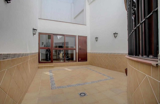 Private pool & parking in Old town.