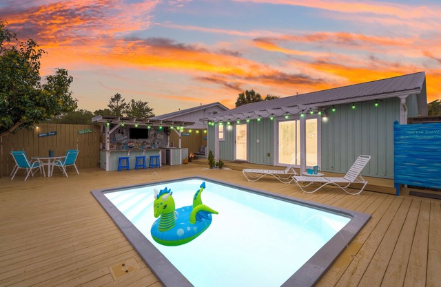 Private Pool Backyard Oasis! Tiki Bar. 3 blocks to beach. Quiet West End by 30A!