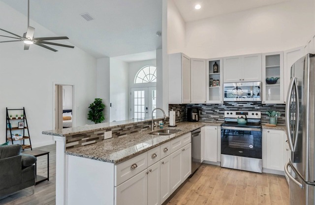 Private Pool Villa, <10 miles to Disney! Renovated, Bright and Spacious