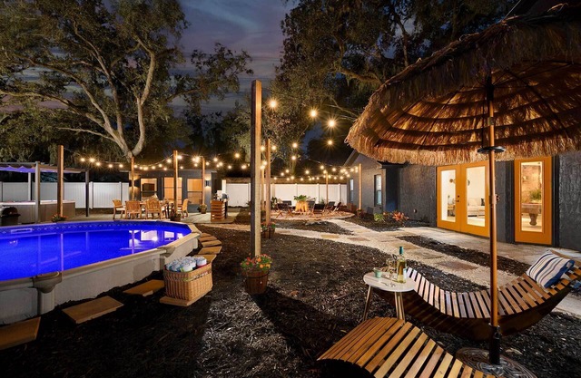 Private Pools & Hot Tubs: Luxe Brandon Oasis!