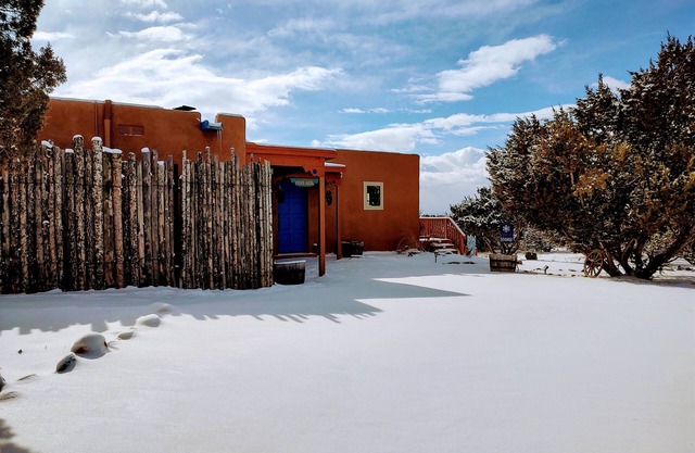 Private Pueblo w/views & near Ski Santa Fe