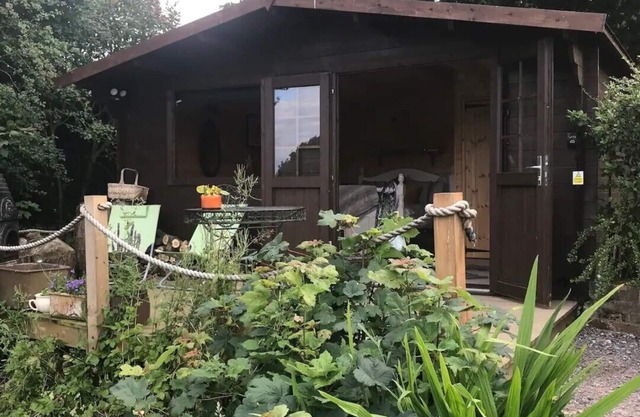 Private Quiet Cabin, overlooking Paddocks Vineyards and Pine Forest