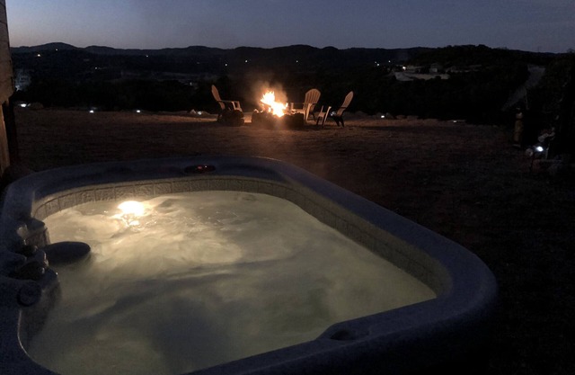 Private | Quiet | Pet Friendly | Hot Tub | Bandera Texas