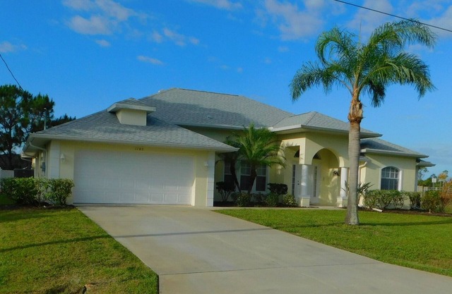 Private quiet Villa with screened Pool & Spa on Rotonda Canal,