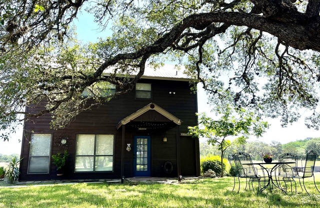 Private, redwood cabin with endless Hill Country views. Horse & dog friendly!