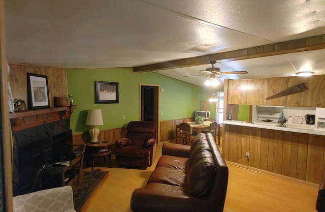 Private relaxing house on Lake Santeetlah, just below Cherohala Skyway