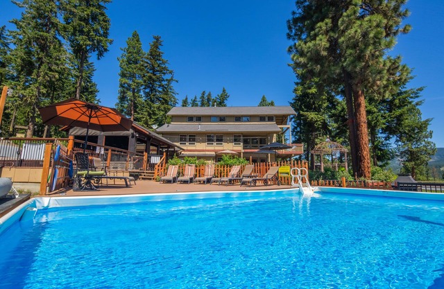 Private Retreat in the Woods on 20 Acres! Grand Lodge with 8 Studio Cabins!