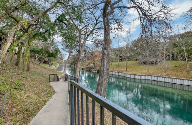 Private River Access, Pool, Hot tub, BBQ grills, walk downtown & Schlitterbahn!