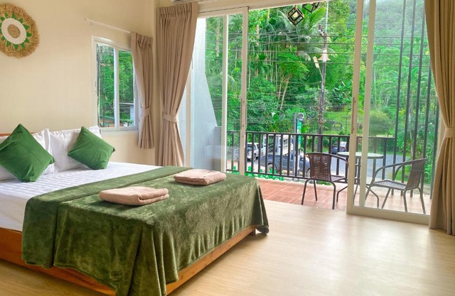 private room with share bathroom at Little wild house Khaosok