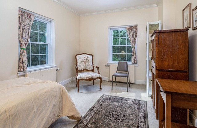 Private Room in Grand Estate w/ Separate Entrance