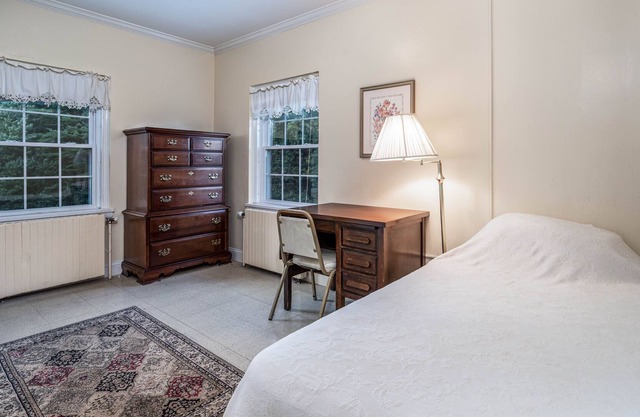 Private Room in Grand Estate w/ Separate Entrance