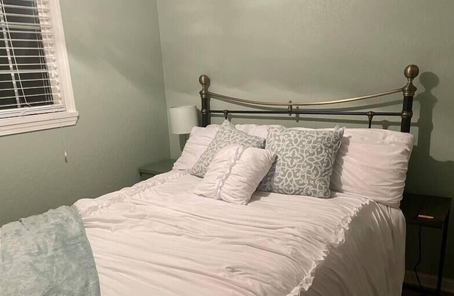 Private Room - Queen Bed, shared bathroom, spa, kitchen and living room