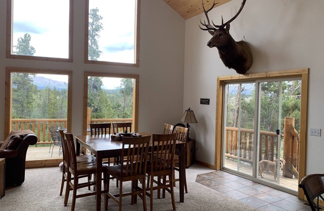 Private Rustic Mountain Cabin with Million-dollar views of the Mountains!
