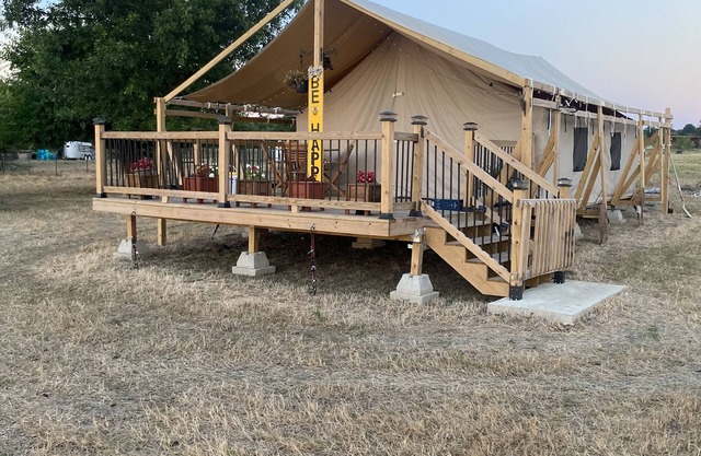 Private safari tent with ac/heat, Wifi and an exceptional view off a large deck.