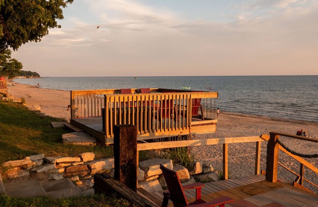 Private sand beach. Lakefront. Spacious LongBeachCottages.com – Cottage #2