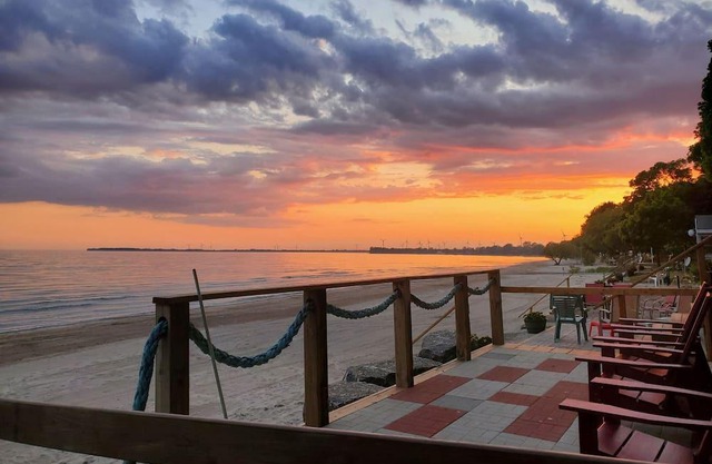 Private sand beach. Lakefront. Spacious LongBeachCottages.com – Cottage #5