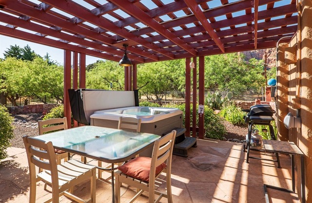 Private Setting, Hot Tub! Surrounded by National Forest, Beautiful Views,