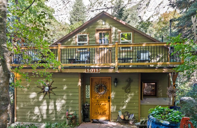 Private Ski/vacation cabin in canyon forest below ski resorts!