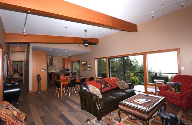 Private, spectacular ocean vistas, swimming pool, EV charger !