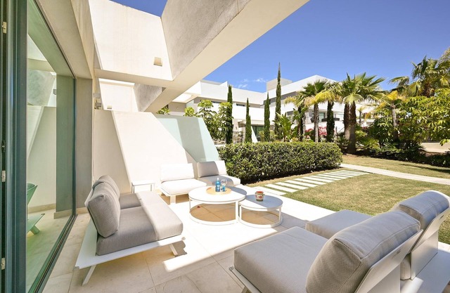 Private splash pool on roof terrace. Barbecue. Walking distance beach & La Cala.