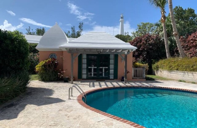 Private studio cottage with pool near beaches