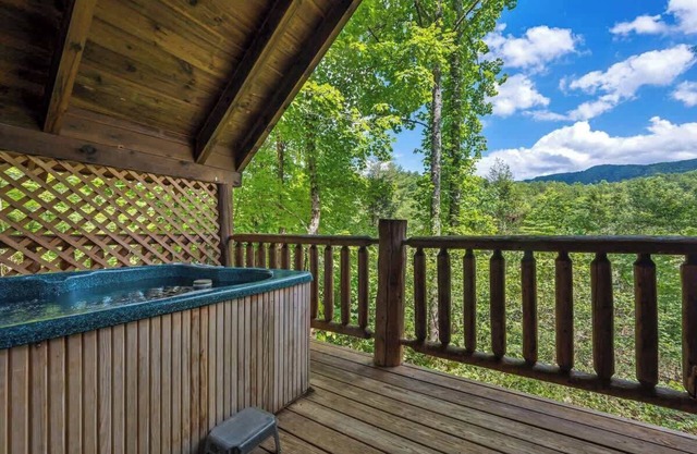 Private Studio Log Cabin! Hot Tub,Fireplace,Relax!
