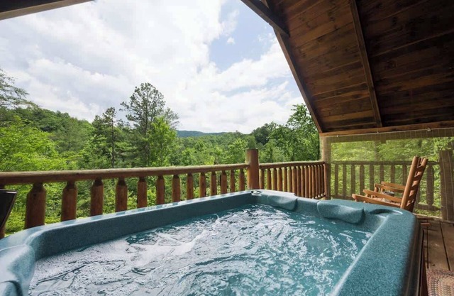 Private Studio Log Cabin! Hot Tub,Fireplace,Chill!